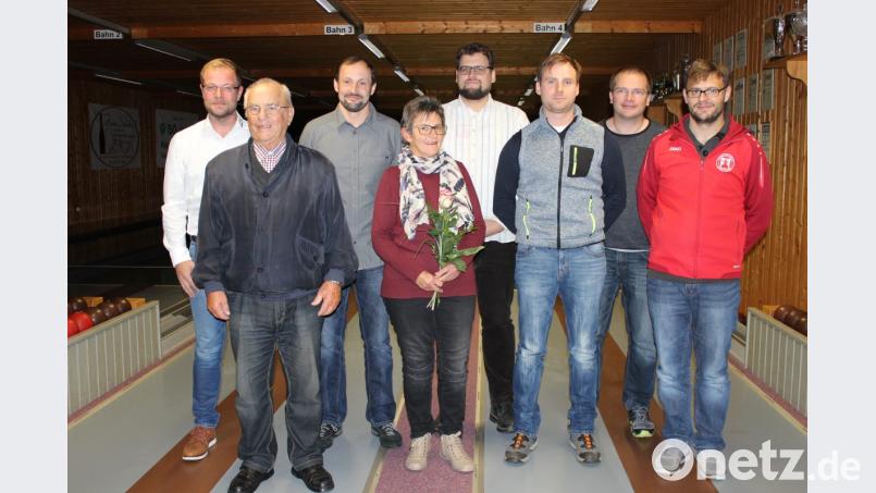 Vorsitzender Christoph Steffens (links) zeichnete Mitglieder für 30-jährige Treue zum Verein aus. Bild: pko