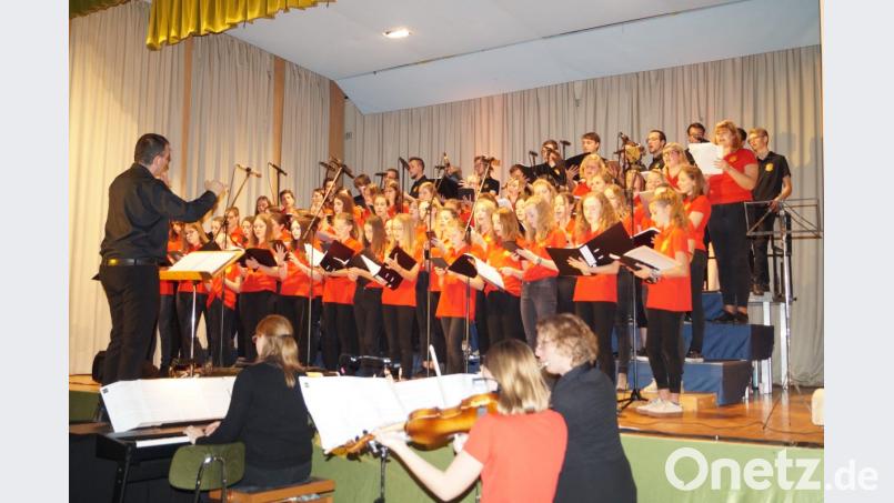 Wolfgang Ziegler und sein 70 Sänger und Musiker umfassender Teeniechor begeistert beim Jahreskonzert in der proppenvollen Mehrzweckhalle mit einem tollen Programm über 600 Besucher. Bild: du