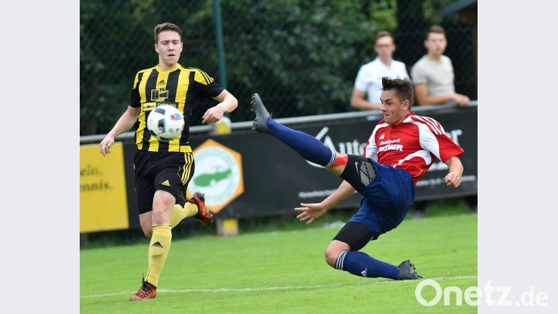 Kulmains Benedikt Weber (rechts, Szene aus dem Heimspiel gegen Grafenwöhr) erzielte den Ausgleichstreffer gegen den TSV Detag Wernberg. Bild: A. Schwarzmeier