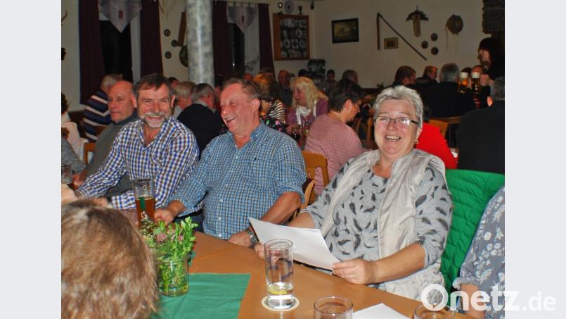 Angesichts des Kartoffelfest-Erfolges hatten die Helferinnen und Helfer bei der Nachfeier im Gasthof „Zum Tillenblick“ gut lachen. Bild: enz