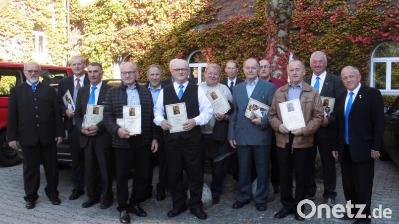 Etliche Obmänner wurden für ihre langjährige, ehrenamtliche Tätigkeit mit einer Urkunde ausgezeichnet. Bild: exb