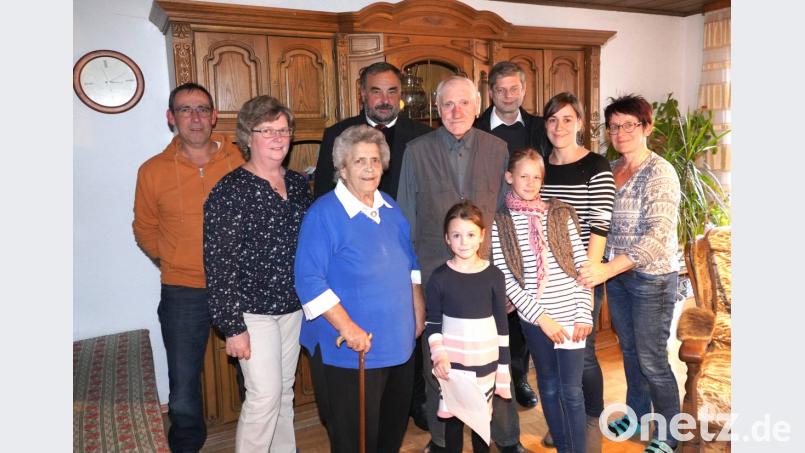 Ludwig Zielbauer (Mitte) feiert mit seiner Familie und Gästen seinen runden Geburtstag Bild: fvo