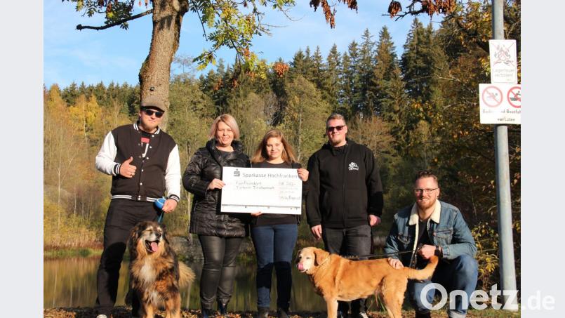 Insgesamt 500 Euro übergibt der Verein „Sticky Fingers“ ans Tierheim Tirschenreuth.
Im Bild von links Louis Stingl (&quot;Sticky Fingers&quot;), Petra Schödlbauer (Tierschutzverein), Jule Weiß, Max Völkl, Sebastian Lippert (&quot;Sticky Fingers&quot;). Vorne Rocky und Bella. Bild: abi