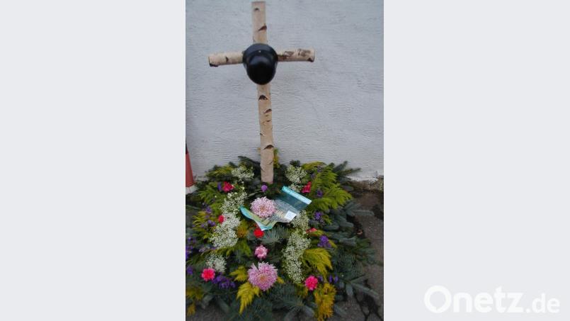 Ein kleines Grab mit einem Birkenholz erinnert an Allerheiligen symbolisch an die gefallenen und vermissten Soldaten. Bild: gz