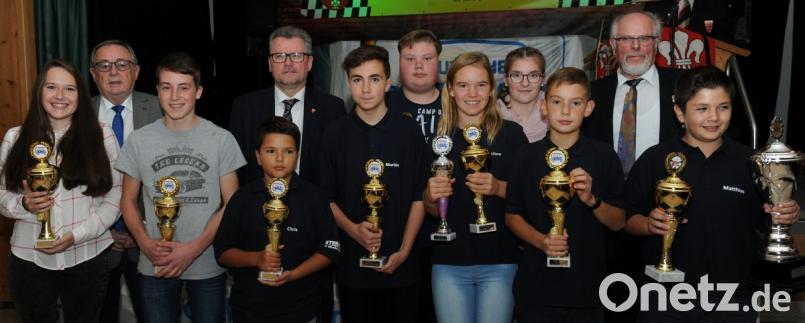 Die jugendlichen bayerischen Meister zusammen mit stellvertetendem Landrat Hans Kummert (Zweiter von links), Bürgermeister Michael Göth (Fünfter von links) und ASC-Sportleiter Manfred Scharnagel (Zweiter von rechts). Beste weibliche Cross-Kart-Fahrerin ist Alina Meier vom ASC (Fünfte von rechts). Den Wanderpokal für den besten Cross-Kart-Fahrer holt sich Matthias Rösel vom ASC (rechts). Bild: gf
