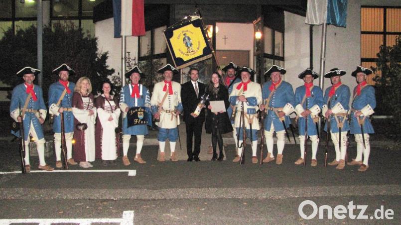 Nach der letzten Sitzung des Marktgemeinderates, erfreute die Landwehr Floß den neuen Landtagsabgenordneten mit einem Ehrensalut. Die Marketenderinnen überreichten Geschenke. Bild: sei