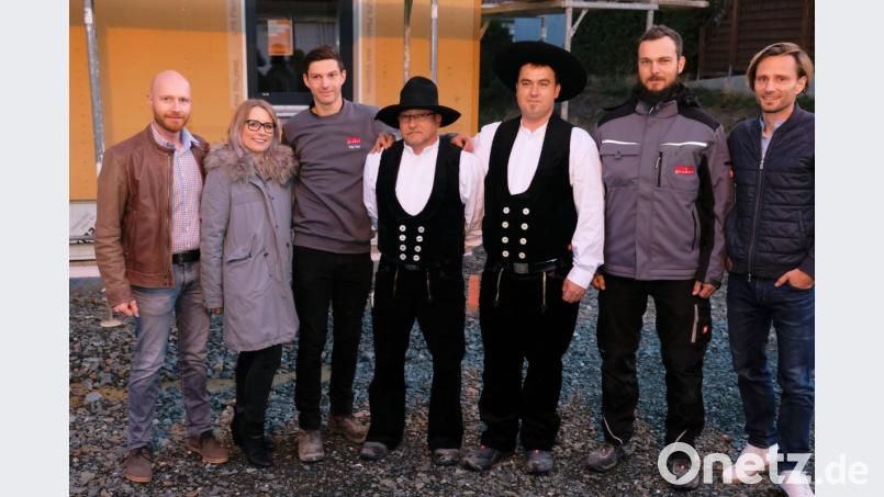 Mit dem Richtspruch der Zimmerleute wünschen das Investorenteam Dromann/Sper und die Vertreter der Baufirma Gruber den künftigen Wohnungseigentümern „Glück und Wohlergehen“. Bild: rca