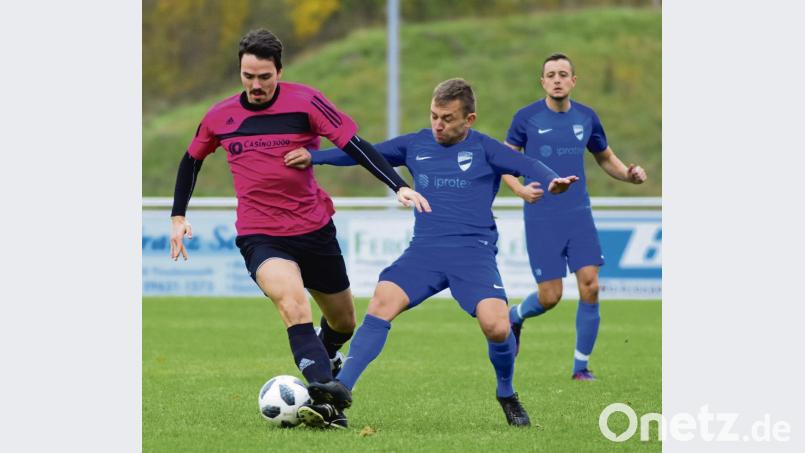 Der FC Tirschenreuth zog am Sonntag gegen den FC Eintracht Münchberg verdient mit 1:2 den Kürzeren. Hier kämpfen Andreas Gradl (links) und Gästespieler Sebastian Strößner um den Ball. Bild: gb