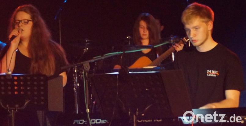 Thomas Schießl (rechts) ist ein Vollblutmusiker. Er ist Dirigent der Edelweißkapelle und spielt in verschiedenen Bands, wie früher beispielsweise bei &quot;Live Beat&quot; (Foto). Bild: weu