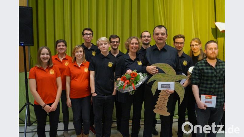 Mit Blumen und einem Wellness-Gutschein bedanken sich die Sänger bei Chorleiter Wolfgang Ziegler und seiner Frau Sieglinde. Zudem freuen sich die Bandmitglieder und Solisten über Aufmerksamkeiten. Bild: du