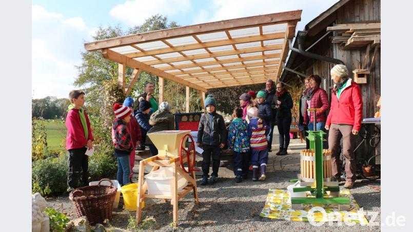 Die Kinder erklären der Kommission die einzelnen Schritte bis zum fertigen Apfelsaft. Bild: rpp