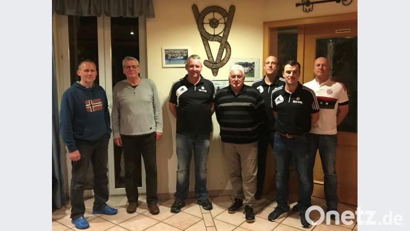 Die Mitglieder bestätigen den Vorstand: Georg Haydn (von links) (Schriftführer), Herbert Piller (Vorstand SV Parkstein), Mario Piller ( Vorstand AH), Hans Welsner (Kassier), Alexander Menzl (2. Vorstand AH), Christian Senft (Organisator Spielbetrieb, Spielführer), Thomas Breundl (Spielführer) Bild: exb