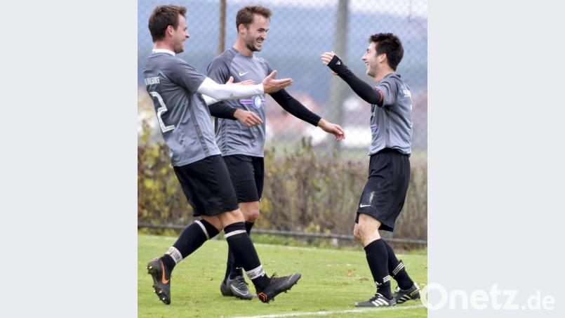Philipp Hummel (links) und Christian Demel (Mitte) beglückwünschen den Führungstorschützen des SSV Paulsdorf zum 1:0, Christian Schreier (rechts). Bild: Hubert Ziegler