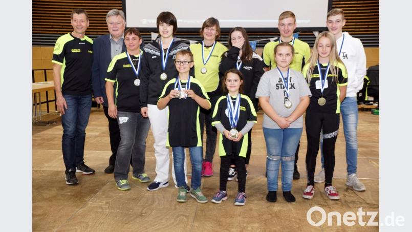 Die Bayerischen Meister mit Schirmherrn Manfred Porsch, Trainer Lothar Ziegler.
v.l.: Lothar Ziegler, Bürgermeister Manfred Porsch, Vorsitzende Monika Gosslau, Janina Jung aus Zeil am Main, Timo Bayer, Christine Lubig-Schmidt, Tamina Bayer, Carina Schmidt, Jana Martin aus Trennfurt, Michael Nerlich, Katharina Reiß und Nils Ziegler. Nicht mehr anwesend war bei der Siegerehrung Patrick Dietz aus Coburg. Bild: bkr