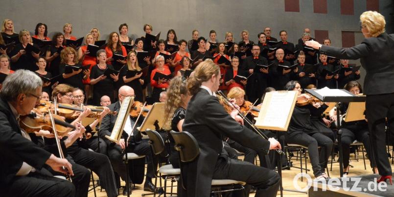 Dirigentin Stefanie Zühlke-Schmidt (rechts) leitete nach der Pause Chor und Orchester. Bild: Kunz