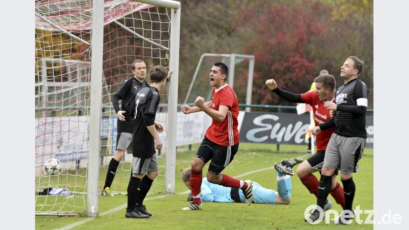 Die 1:0-Führung für Schmidmühlen durch den nach vorne gewechselten Innenverteidiger Simon Heller (Zweiter von rechts). Mit ihm jubelt Mittelstürmer Maximilian Spies (Mitte links), während die Riedener Spieler enttäuscht dreinblicken. Bild: Hubert Ziegler