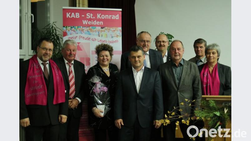 Das KAB-Jubiläum feiern (von links) Ortsvorsitzender Michael Träger, Stadtrat Hans Forster, Petra Vorsatz, Diözesansekretär Markus Nickl, Bürgermeister Lothar Höher, Dekan Johannes Lukas sowie die KAB-Kreisvorsitzenden Hermann Stadler, Georg Schreglmann und Daniela Ernstberger. Bild: Kunz