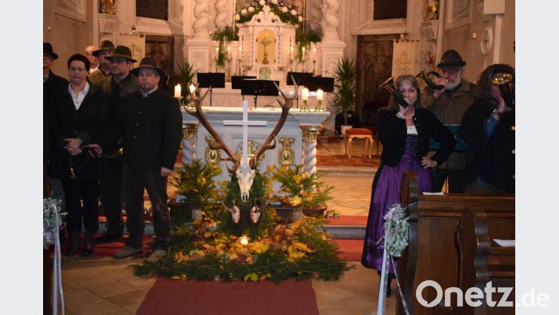 50 Jagdhornbläser der BJV- Kreisgruppe Nabburg haben sich um den Hubertusaltar versammelt, um Gott mit ihrem Spiel zu ehren. Bild: bnr