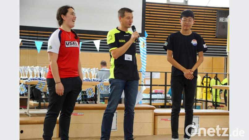 Aus fernen Landen. Farell Shine aus den USA (li.) und Seonggwang Park aus Südkorea (re.). Lothar Ziegler (Mitte) hieß sie besonders Willkommen. Bild: bkr