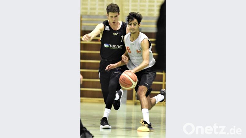 Liam Archer (am Ball im Spiel gegen Bayreuth) war unter anderem mit zwei wichtigen Dreiern eine große Stütze für die DJK beim USC Leipzig. In der schwierigen Phase nach den Verletzungen von zwei Neustädtern brachte der Nachwuchs-Point-Guard Stabilität in den Spielaufbau. Bild: Büttner Bild: Büttner, Gerhard