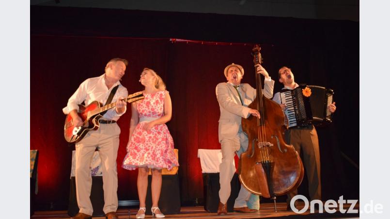 "Conny und die Sonntagfahrer" begeisterten mit Schlager der 50er Jahre das Publikum. Natürlich durfte dabei der Spaß nicht zu kurz kommen. Bild: bnr