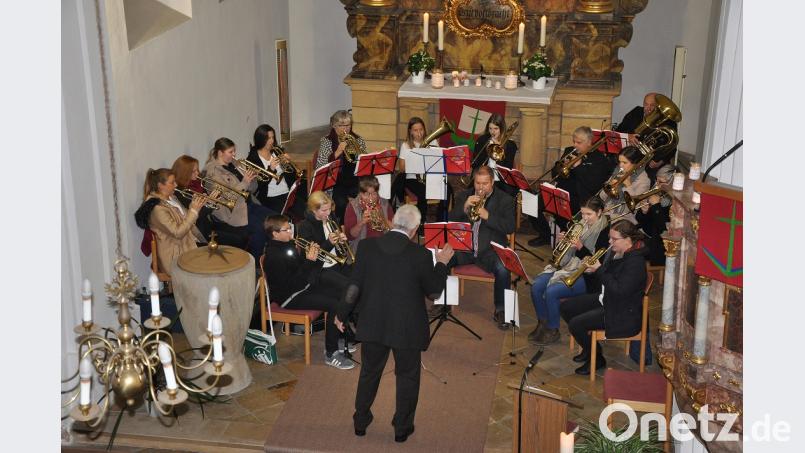 Der evangelische Posaunenchor Thansüß unter der Leitung von Heinrich Müller gestaltet eine Andacht. Bild: exb