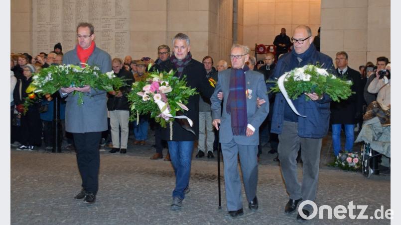 Die beiden Bürgermeister Youro Casier und Thomas Meiler (von links) legen mit Yves Durnez Blumen am Menen-Tor in Ypern (Belgien) nieder. Die Gedanken galten den Opfern des Ersten Weltkriegs. Mit dabei war ein Überlebender des Naziterrors im KZ Flossenbürg. Bild: privat Bild: nm