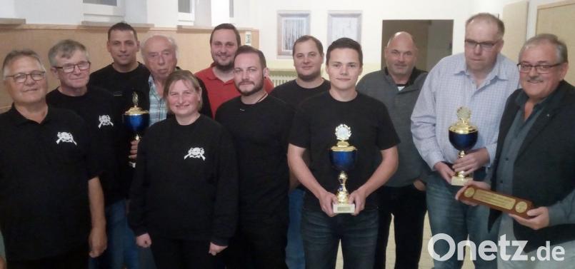 „Besser als der Rest“ ist einmal mehr der Sieger der Gemeindemeisterschaft im Luftgewehrschießen. Stefan Lautner (Vierter von rechts) nahm für das Team den Pokal entgegen. Für die zweitplatzierten „Jägermeister Boys“ tat dies Albert Schreglmann (Zweiter von rechts), für „Die Alten“ auf Rang drei Alfred Schmid (Vierter von links). Die Preisverleihung übernahmen Schützenmeisterin Claudia Schreglmann (Fünfte von links) und ihr Stellvertreter Dieter Pommeranz (links). Schirmherr Gerhard Löckler überreichte für den gleichwertigen Eröffnungsschuss Dieter Biersack (Dritter von links) einen Preis. Bild: lgc