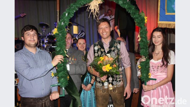 Der freudestrahlende Landesschützenkönig Matthias Wiendl beim Einzug. Bild: kro