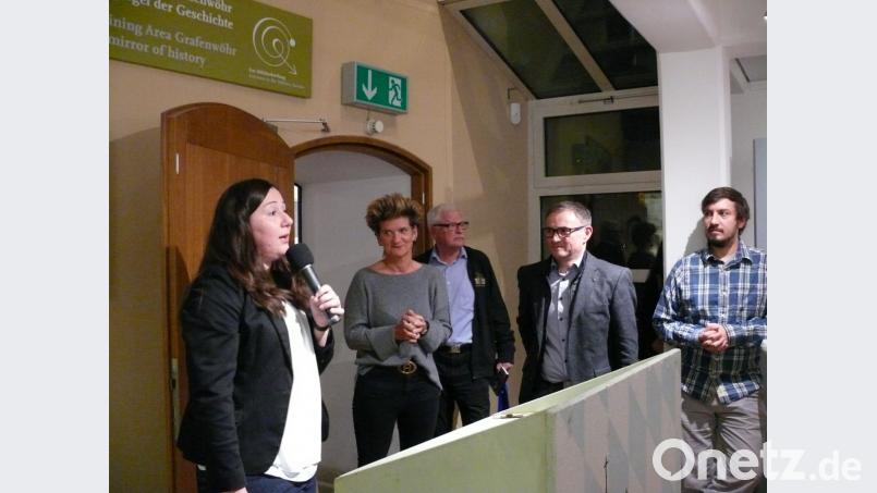 Kulturmanagerin Birgit Plößner bedankt sich bei Maria Hesterberg, Wolfgang Houschka und Wolfgang Zapke (von links) für die vielen raren Sammlerstücke, die die Sonderausstellung bereichern. Bild: abu