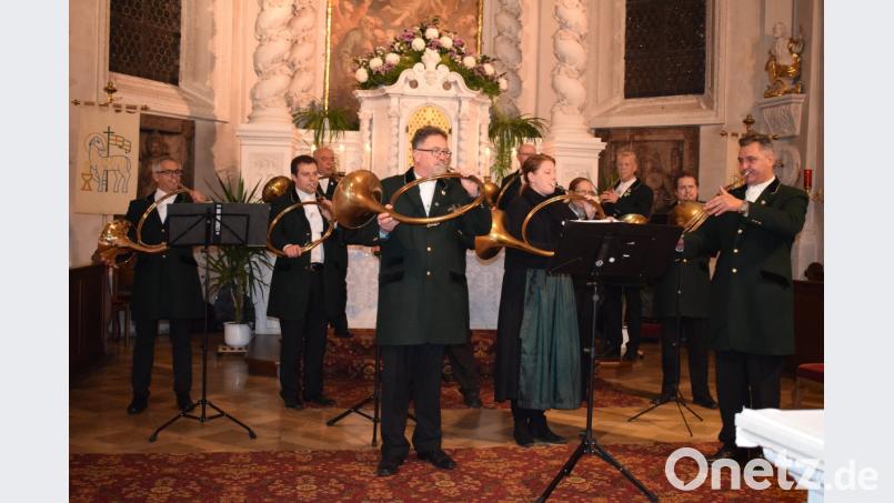 Ein unvergleichliches Klangerlebnis bereiteten die Oberpfälzer Parforcehornbläser den Besuchern der Hubertusfeier in der Stadtpfarrkirche. Bild: bnr