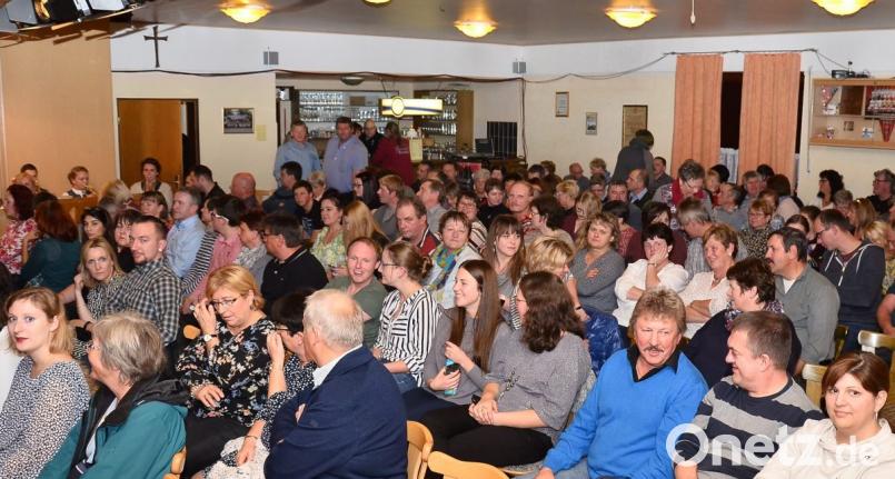 Weit vor dem Beginn freut sich das Premierenpublikum auf einen amüsanten Abend mit der "Dorfbühne". Bild: fjo