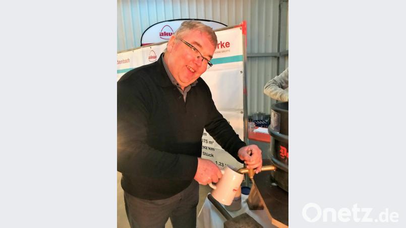 Bürgermeister Josef Reindl meisterte gekonnt den Bieranstich und erhob den Krug auf eine weiterhin erfolgreiche, gemeinsame Zukunft in Schnaittenbach. Bild: e