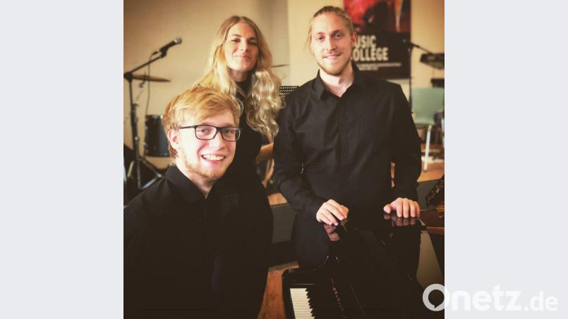 Beim zweiten Regensburger Musikpreis zur Förderung junger Talente erhielt der Pertolzhofener Thomas Schießl (Piano, links) gemeinsam mit Rebecca Horn (Gesang) und Florian Friedel (Posaune) den Preis für die Eigenkomposition der Jazzballade „Feel Sad“. Bild: exb