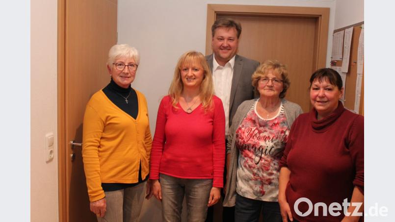 Das wiedergewählte Vorstandsgremium des Dorfladens Utzenhofen zusammen mit Bürgermeister Stefan Braun (hinten): Rosa Scharl, Erika Wittmann, Hedwig Lehmeier und Vorsitzende Christa Forster (von links). Bild: aun