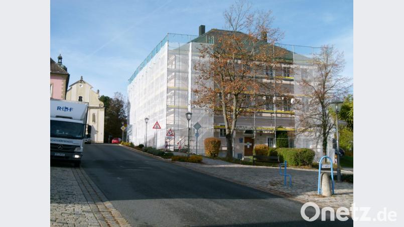 Das Baugerüst gibt zu erkennen: Die Sanierung des Landratsamts hat begonnen. Bild: rn