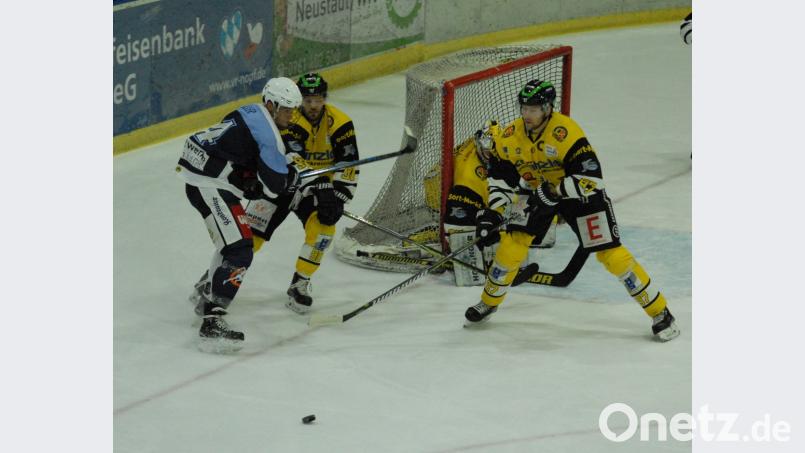 Philipp Siller (links) war ein Aktivposten in der Weidener Offensive und bereitete viele gute Möglichkeiten vor, doch seine Teamkollegen konnten damit nichts anfangen. Die Blue Devils zogen am Freitagabend gegen den ERC Sonthofen völlig unnötig mit 1:2 den Kürzeren. Bild: gb