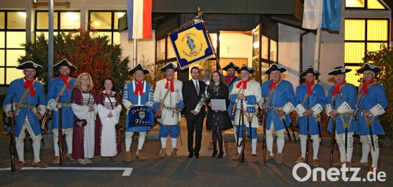 Ihrem Fördernden Mitglied Stephan Oetzinger zu Ehren des Einzugs in den Landtag trat die Flosser Landwehr nach der letzten Marktratsitzung Oetzingers auf dem Parkplatz der Mehrzweckhalle an und schoss für ihn ein Ehrensalut. Auch über Geschenke freute sich Oetzinger mit Frau Barbara, die aus Floß stammt. Bild: sei