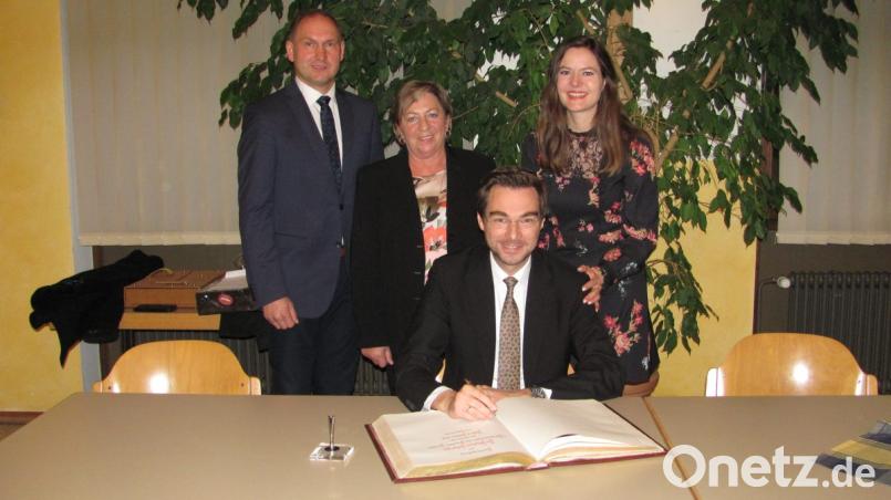 Zum Abschied trugen sich Bürgermeister Oetzinger und alle Räte bei der letzten Sitzung unter Oetzingers Leitung ins Goldene Buch der Marktgemeinde ein. Bild: sei