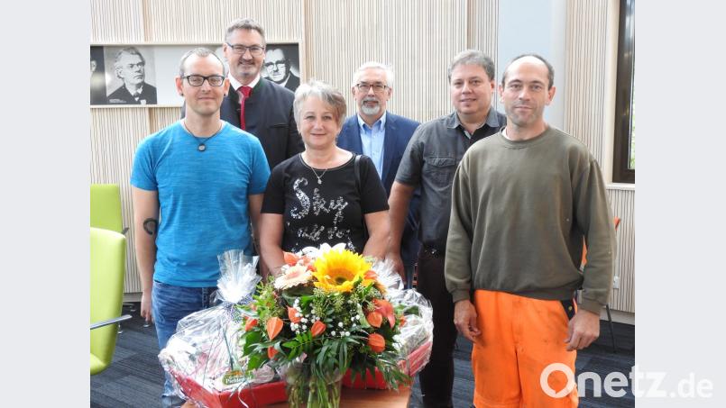 Das Bürgermeistertrio ehrte zuverlässige Mitarbeiter. Im Bild von links Alexander Schmid, Hans Prechtl, Brigitte Singer, Manfred Rodde, Hans Gradl und Martin Muck. Bild: exb