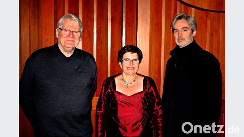 Beim Benefizkonzert unterstützen Organisatorin und Sängerin Hildegard Zoltziar erneut Reinhold Maß (links) und Horst Plössner Bild: R. Kreuzer