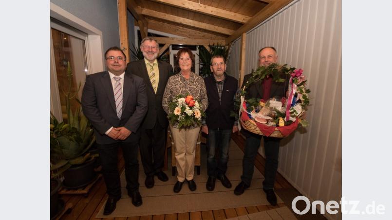 Glückwünsche und einen Präsentkorb überbrachten dem Jubelpaar (von links) Jörg Haberkorn, Bürgermeister Josef Schmidkonz und Klaus Schöner (rechts) von der Gemeinde Mähring. Bild: dtr