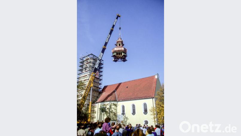 Der damals größte Autokran Nordbayerns hievt 1988 die Doppelzwiebel auf den Kirchturm. Bild: Andreas Schlagenhaufer