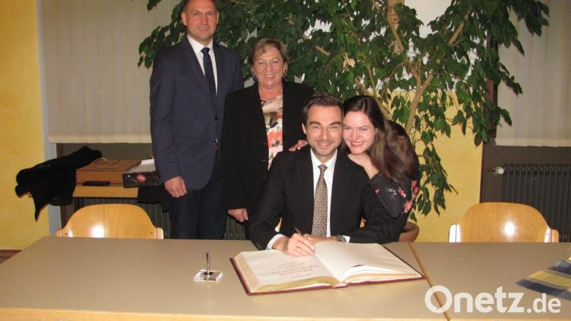 Wieviel Zeit zum "Kuscheln" wird wohl durch das neue Amt als MDL bleiben, fragte sich sicher Barbara Oetzinger beim Eintrag ins Goldene Buch. Der Lebensmittelpunkt der Familie Oetzinger bleibt aber Mantel, bestätigten sie. Bild: sei