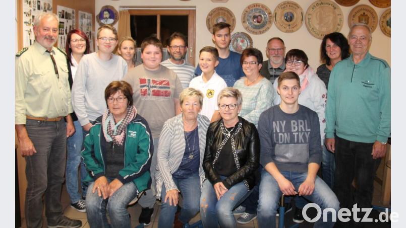 Die Teilnehmer der Bayerischen Landesmeisterschaft, des Saisonvorbereitungs- und Halloweenschießen erhielten Geschenke. Bayerischer Landesmeister sind Lukas Böckl, Michaela Zisler, Sieglinde Dirscherl und Elisabeth Legl (sitzende v. rechts). Schützenmeister Ludwig Dirscherl, Spartenleiterin Melanie Blaschke (v. links) und Gauschützenmeister Manfred Muck (rechts) gratulierten. (dl)
Lukas Böckl ist Bayerischer Landesmeister. (dl) Bild: dl