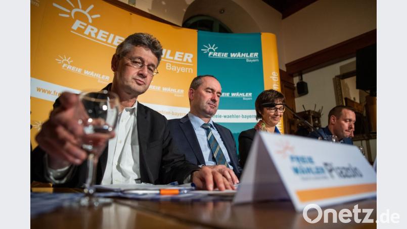 Michael Piazolo (von links, alle Freie Wähler), Hubert Aiwanger, Landesvorsitzender der Freien Wähler in Bayern, Ulrike Müller und Armin Kroder sitzen nach den Koalitionsberatungen der Freien Wähler im Hofbräukeller bei einer Pressekonferenz zusammen. Bild: Lino Mirgeler/dpa