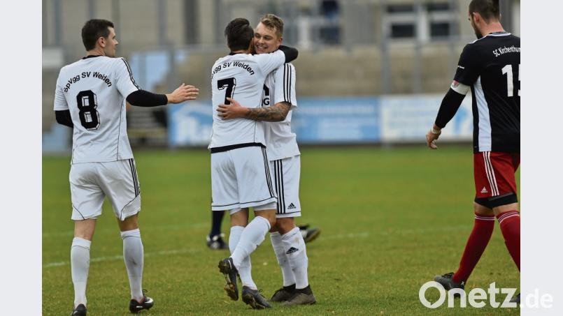 „Das hast du gut gemacht.“ Stefan Graf (von links) und Spielertrainer Michael Riester beglückwünschen den Doppel-Torschützen Christian Langendorf. Die SpVgg SV Weiden II setzte sich im Verfolgerduell gegen den SC Kirchenthumbach problemlos mit 3:0 durch. Bild: A. Schwarzmeier