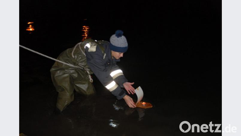 Unerlässliche Helfer sind die Aktiven der Freiwilligen Feuerwehr. Sie übernehmen nicht nur das Absichern der Lauterach, sondern setzen auch Schiffchen ein, wie hier Jugendleiterin Katharina Müller. Bild: pop