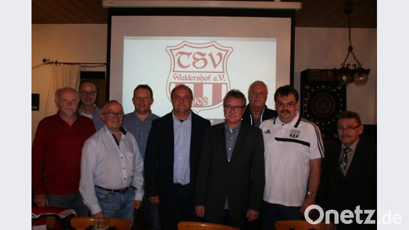 Wahlen beim TSV Waldershof: Im Bild von links Gerhard Greger, Jürgen Greger, Wolfgang Schricker, Mathias Fürst, Stefan Schindler, Bernd Aßmann, Peter Wildgans, Uwe Bäumler und zweiter Bürgermeister Karl Busch. Bild: fpoz