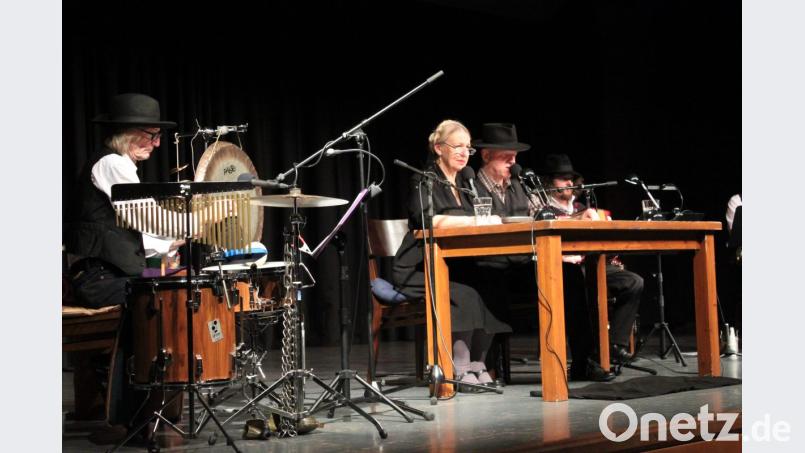 Die Schauspieler Johanna Bittenbinder und Heinz-Josef Braun nehmen das Publikum in der Stadthalle beim Live-Hörspiel &quot;Tannöd&quot; mit auf eine Achterbahn der Gefühle. Bild: prh